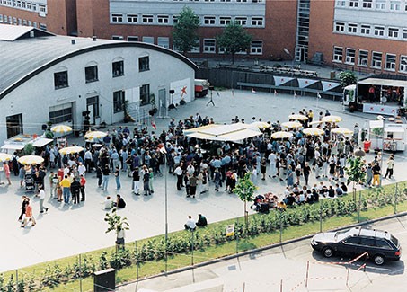 på min skærm er det der bare eaReception on the day of the listing on the Copenhagen stock exchange (KFX) in 1999n sort firkant 